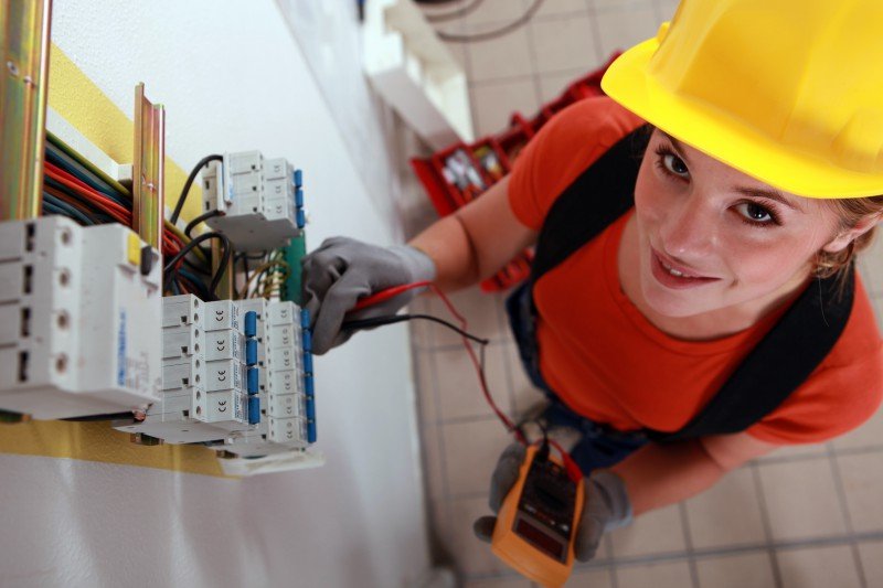 How to Hire an Electrician for your House Wiring is Safe?