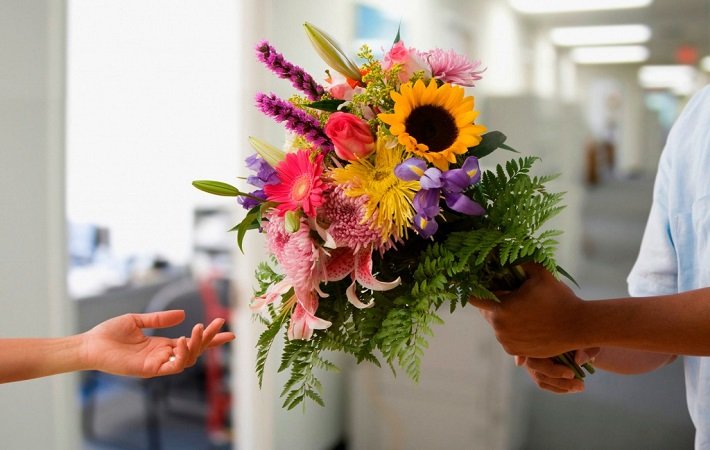 Why Should You Buy Flowers From Online Flower Delivery?