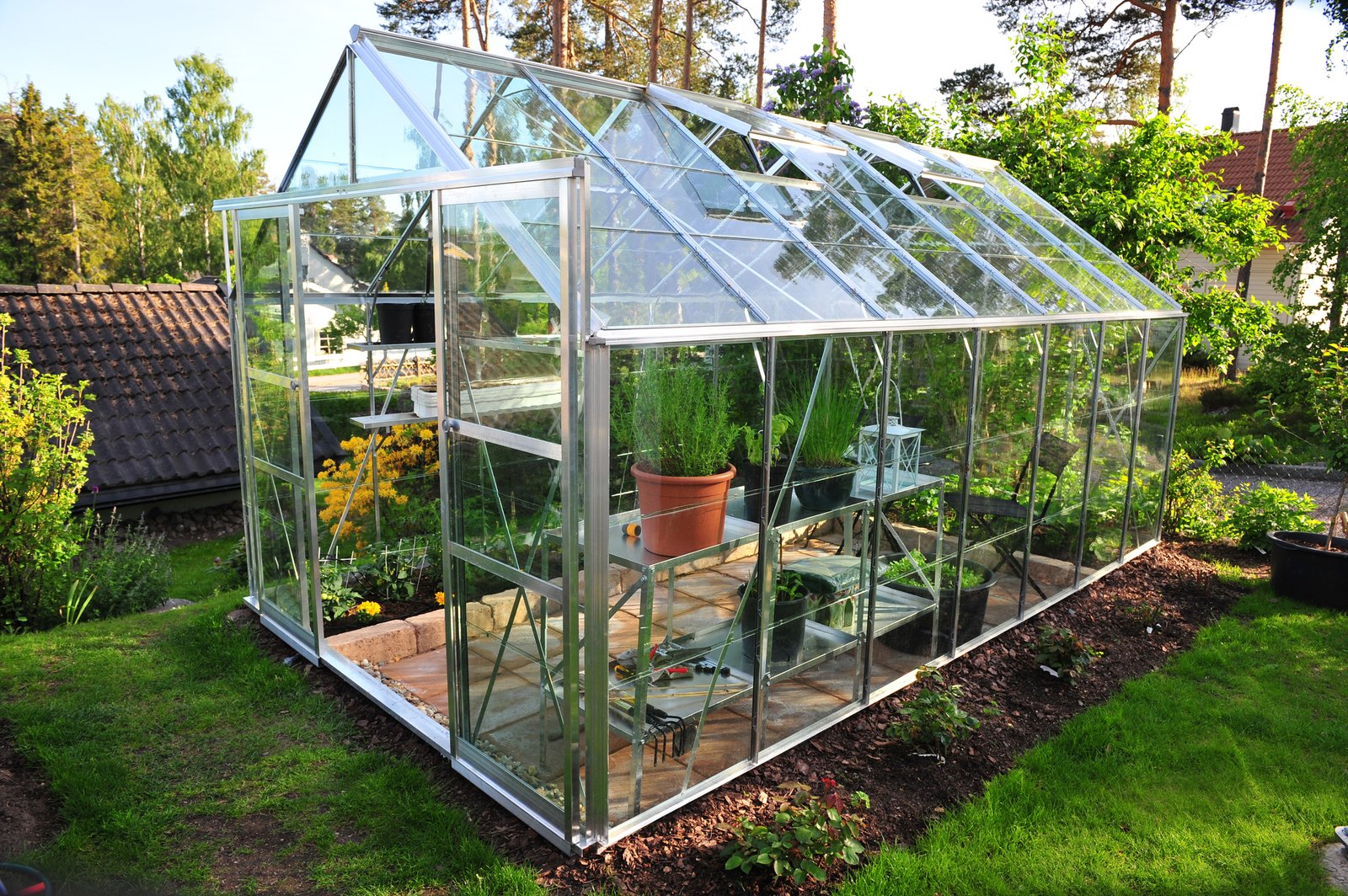 5 Tips for Choosing the Perfect Glasshouse for Your Garden